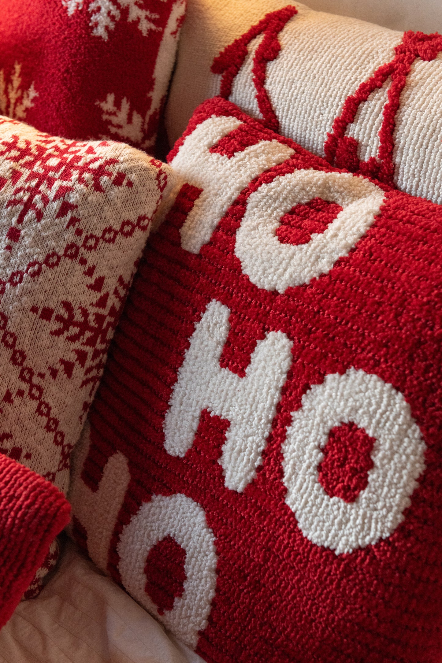 Sierkussen Ho Ho Ho rood of wit