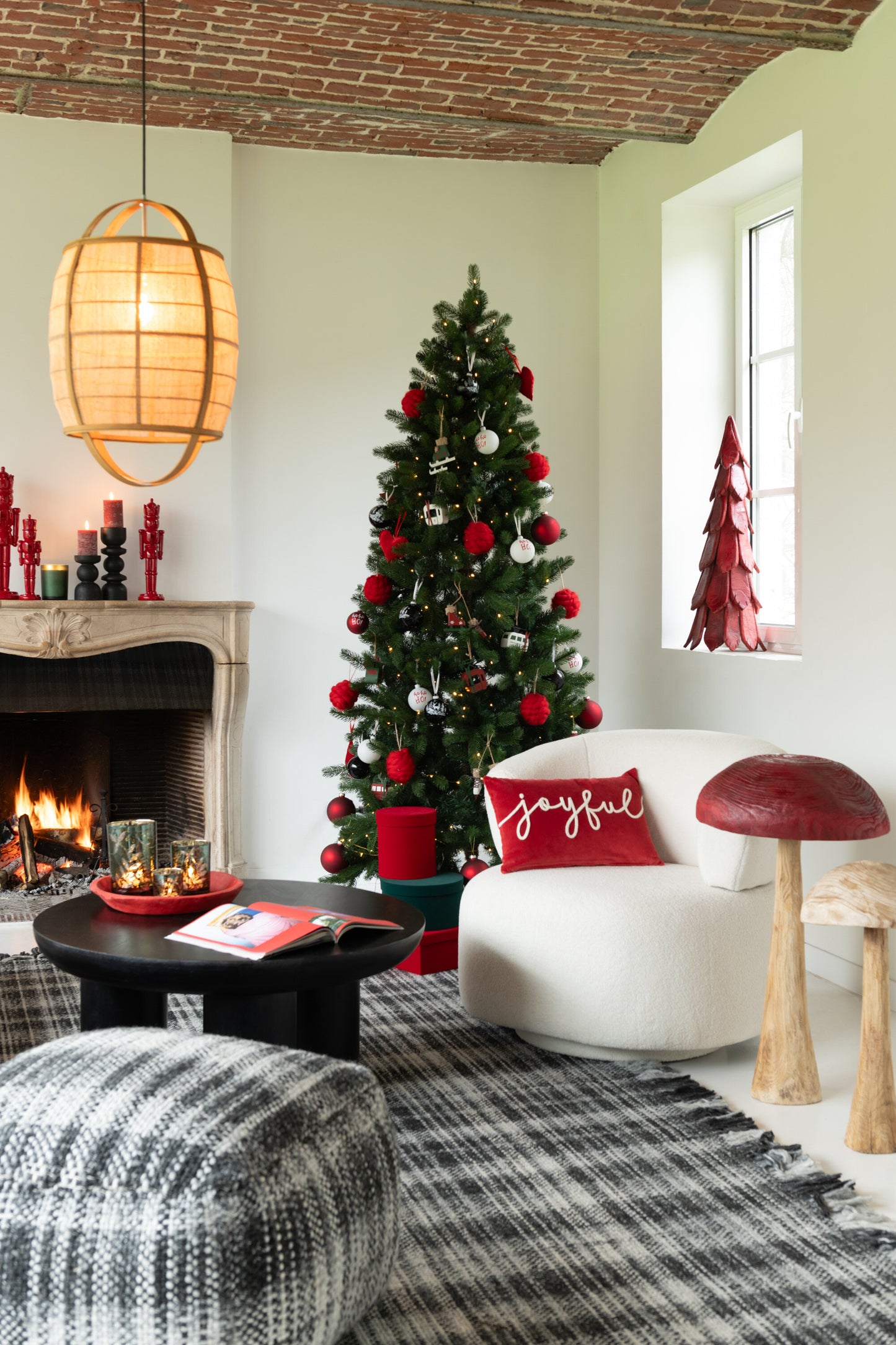 Rood kussen met opschrift Joyful